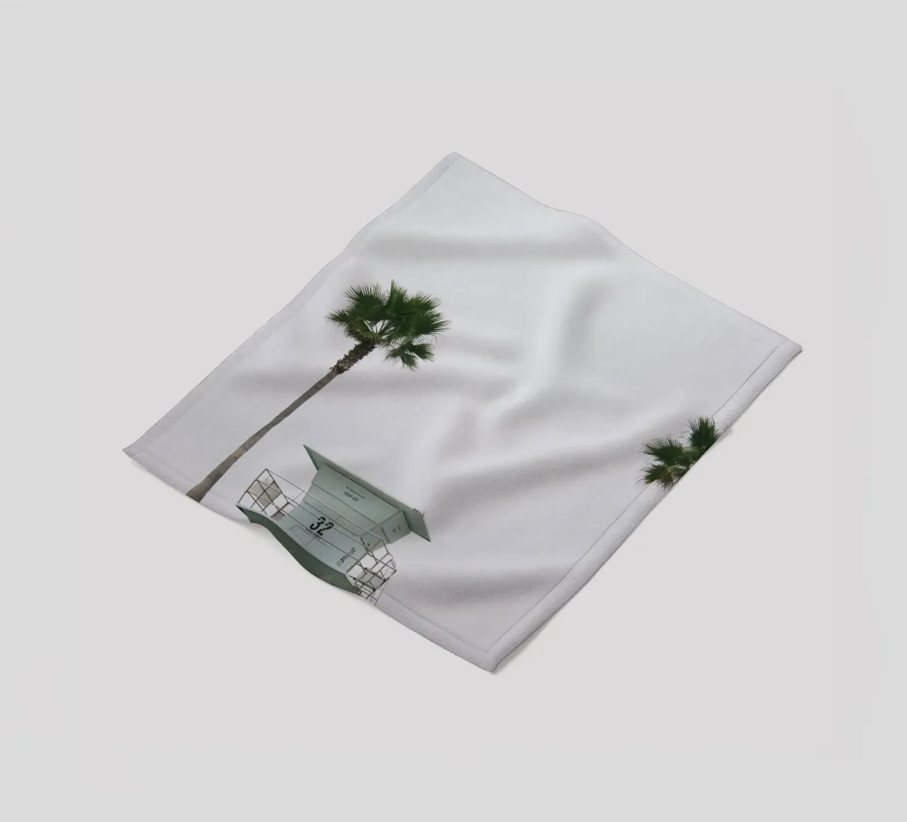 Lifeguard unter Palmen coperta in pile da The Wild Creative Studio