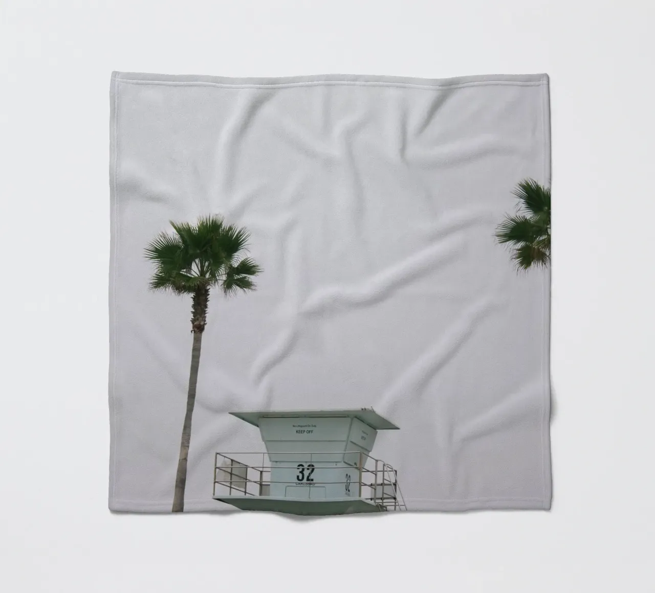 Lifeguard unter Palmen coperta in pile da The Wild Creative Studio