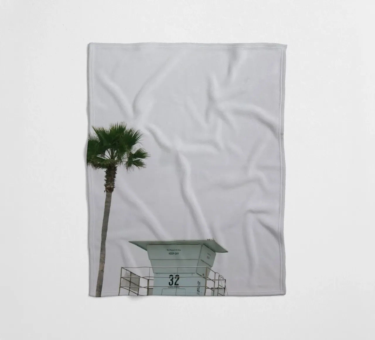 Lifeguard unter Palmen coperta in pile da The Wild Creative Studio