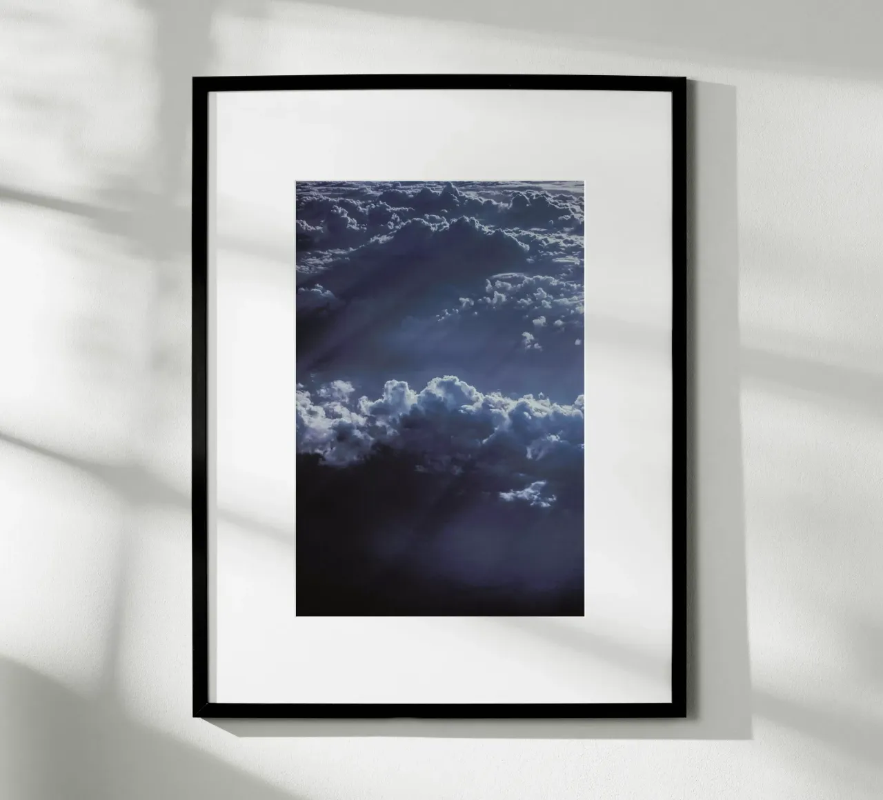 The Ray poster con telaio in alluminio da Pale Grain