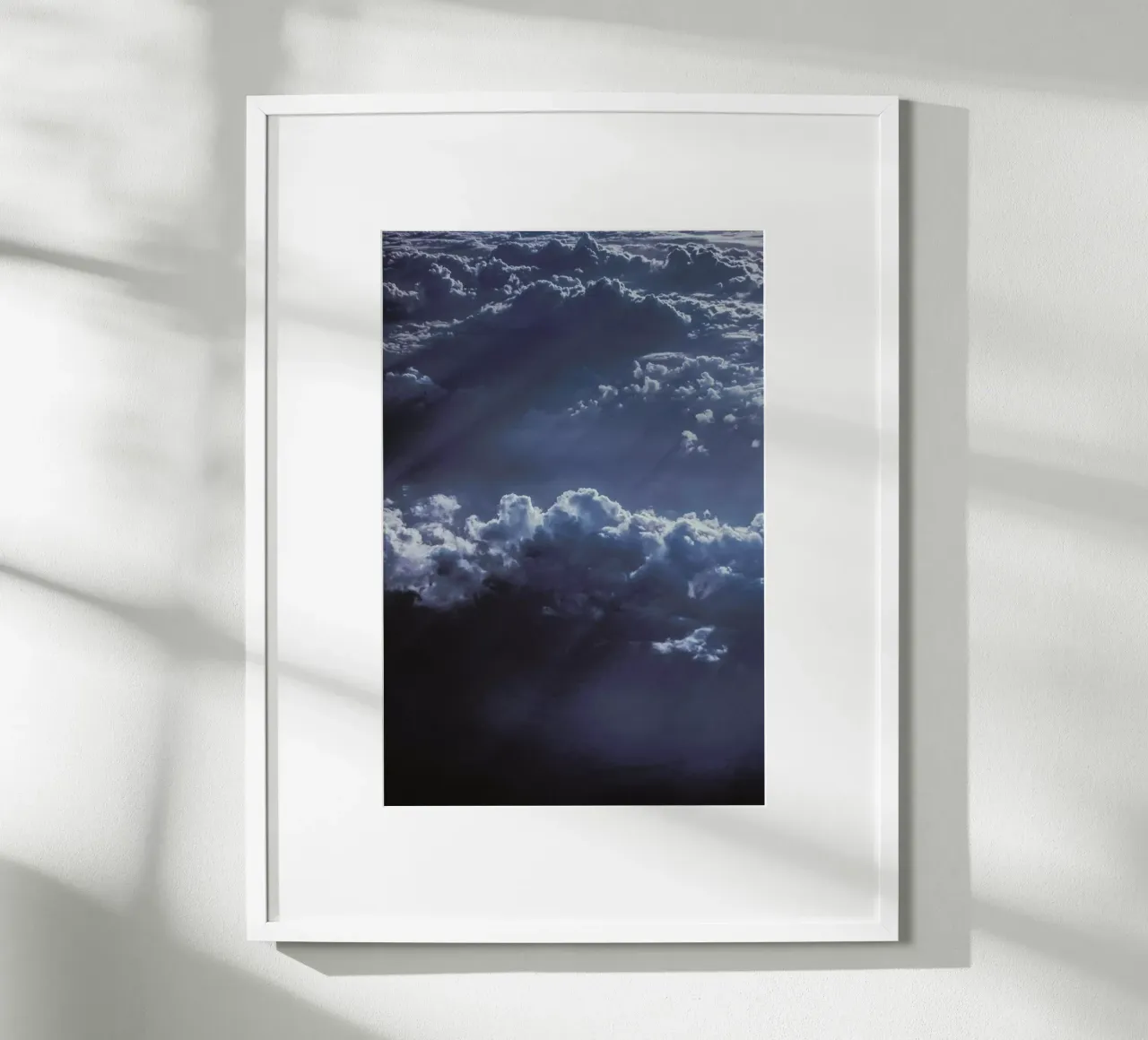 The Ray poster con telaio in alluminio da Pale Grain