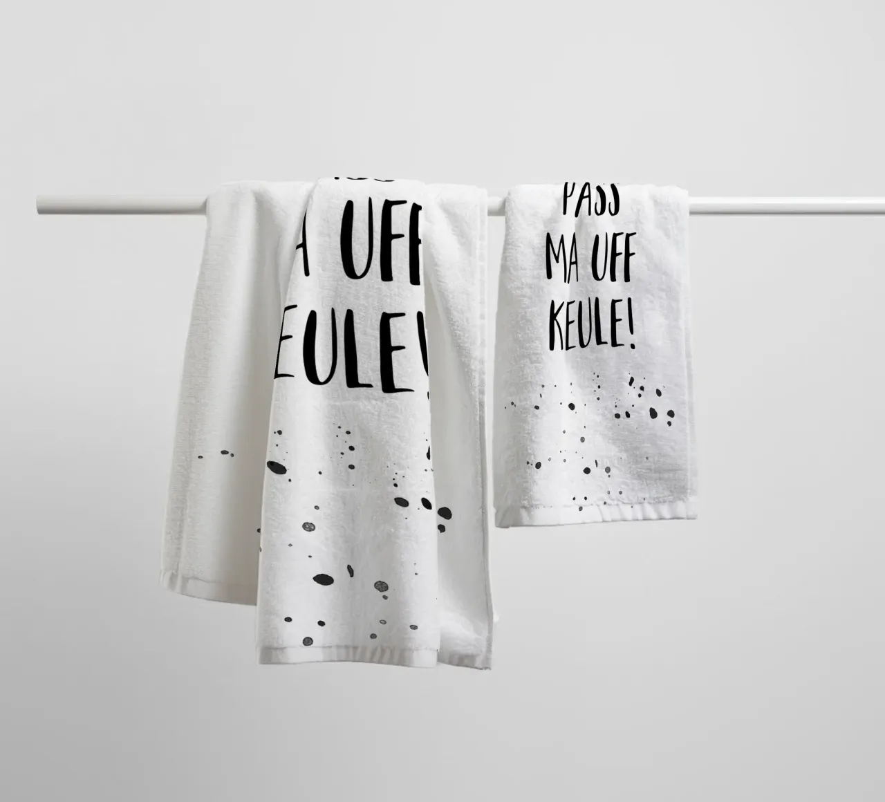 Berliner Schnauze PASS MA UFF KEULE towel by Melanie Viola