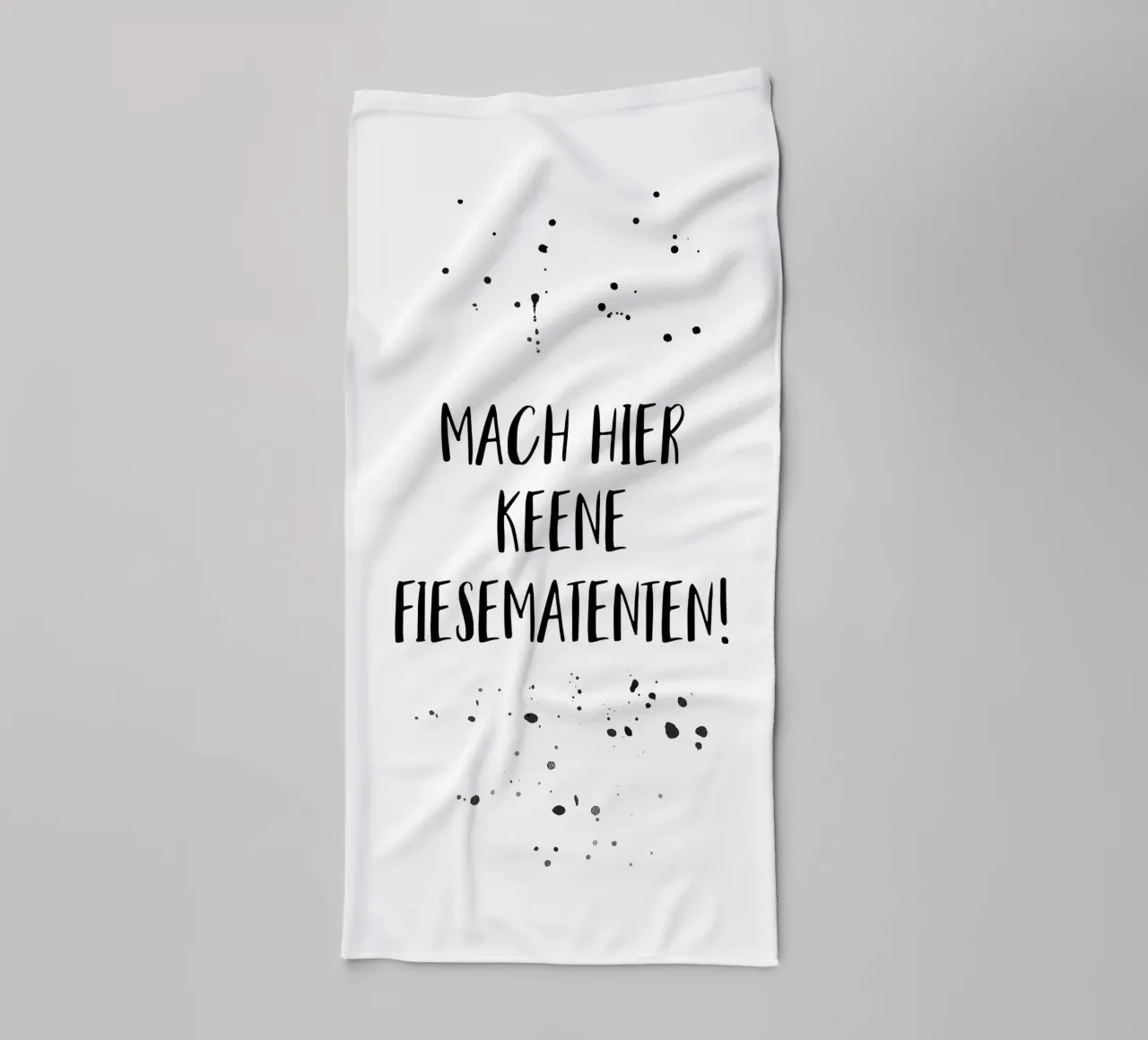 Berliner Schnauze MACH HIER KEENE FIESEMATENTEN asciugamano da bagno da Melanie Viola