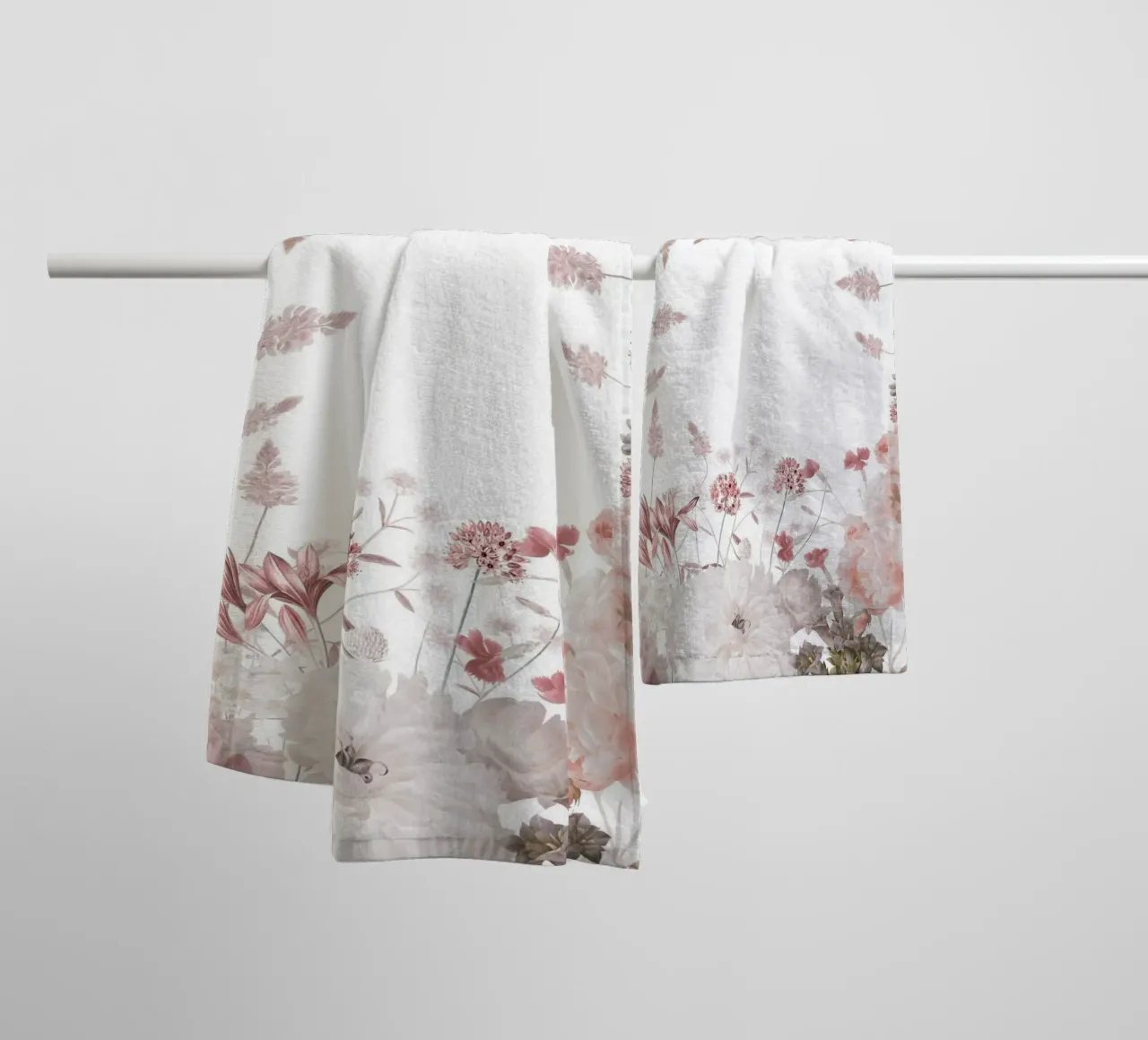 Serenata di petali: Una cornice di primavera vintage asciugamano da bagno da Flower Garden - Uta Naumann