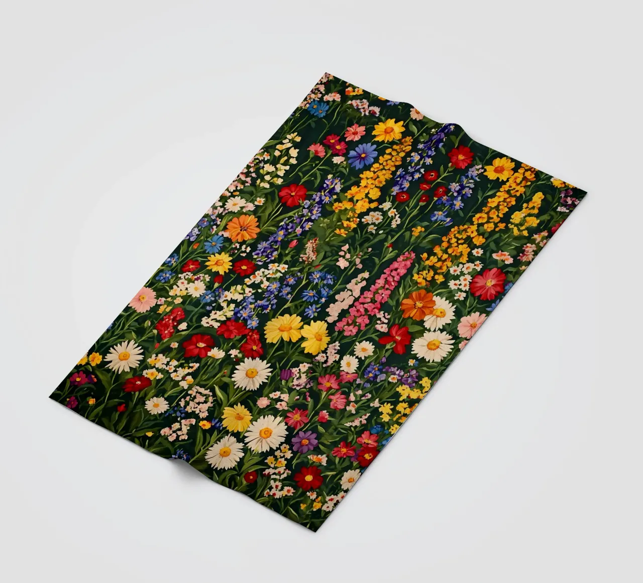 Weide met kleurrijke bloemen fleecedeken van IamHomeStudio