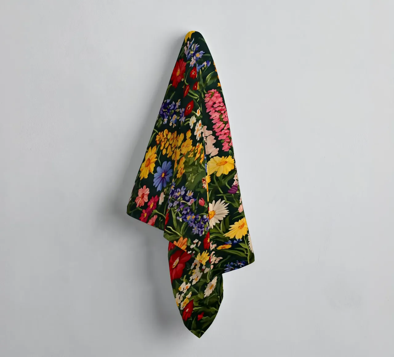 Prato di fiori colorati asciugamano da bagno da IamHomeStudio