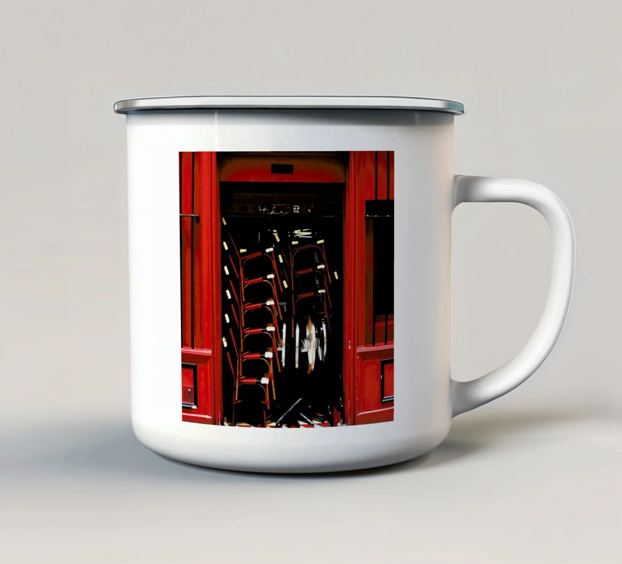 Quiet Chairs tazza in smalto da Sophie Etchart
