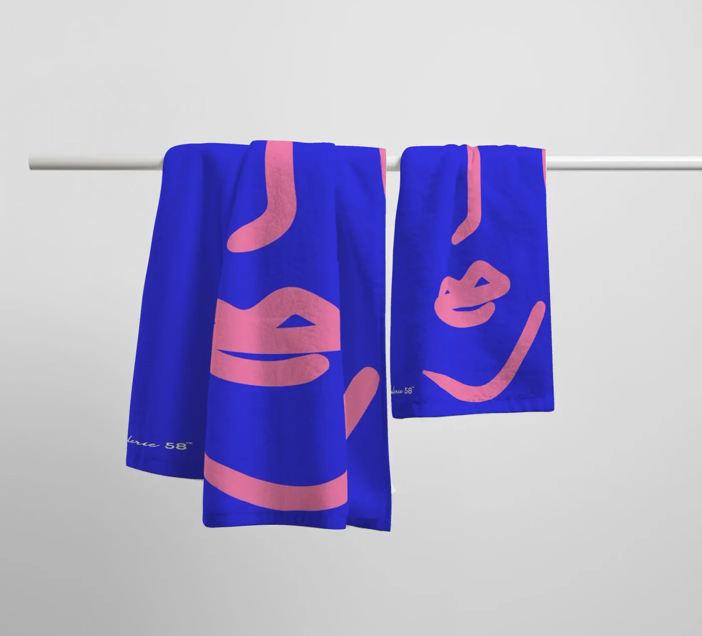 Twilight Echo Handtuch von Mike Leymi