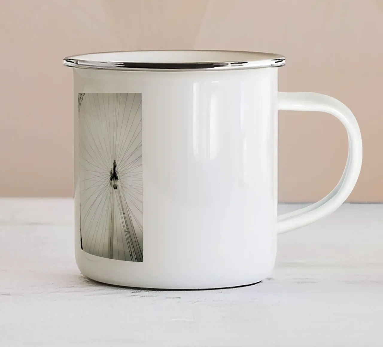 London tazza in smalto da Flo Klein