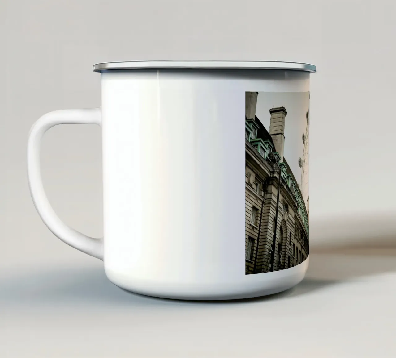 London tazza in smalto da Flo Klein
