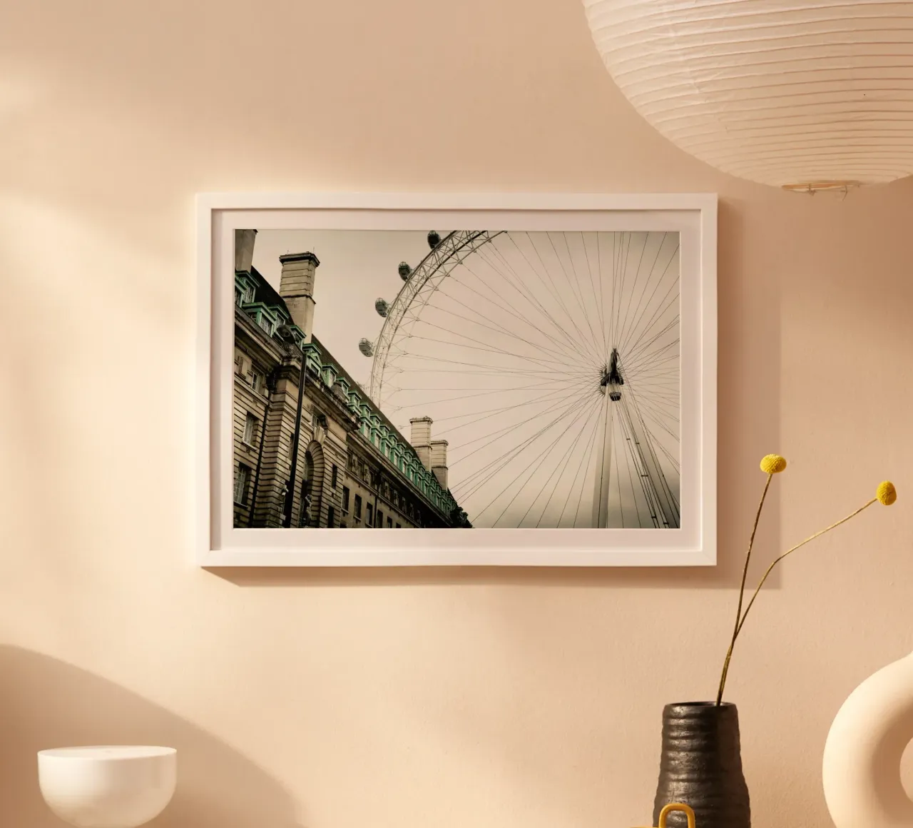London poster con telaio in alluminio da Flo Klein