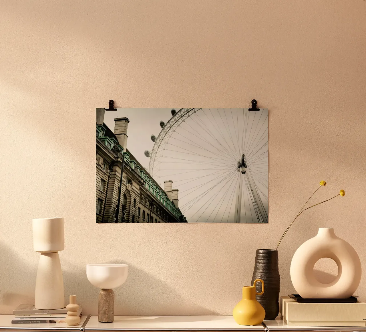 London poster con telaio in alluminio da Flo Klein
