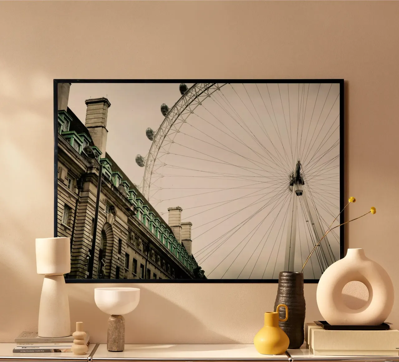 London poster con telaio in alluminio da Flo Klein