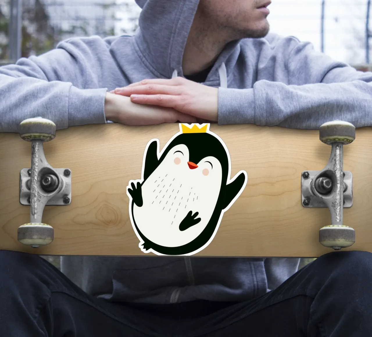 Allegro pinguino con corona d'oro adesivo da namosh