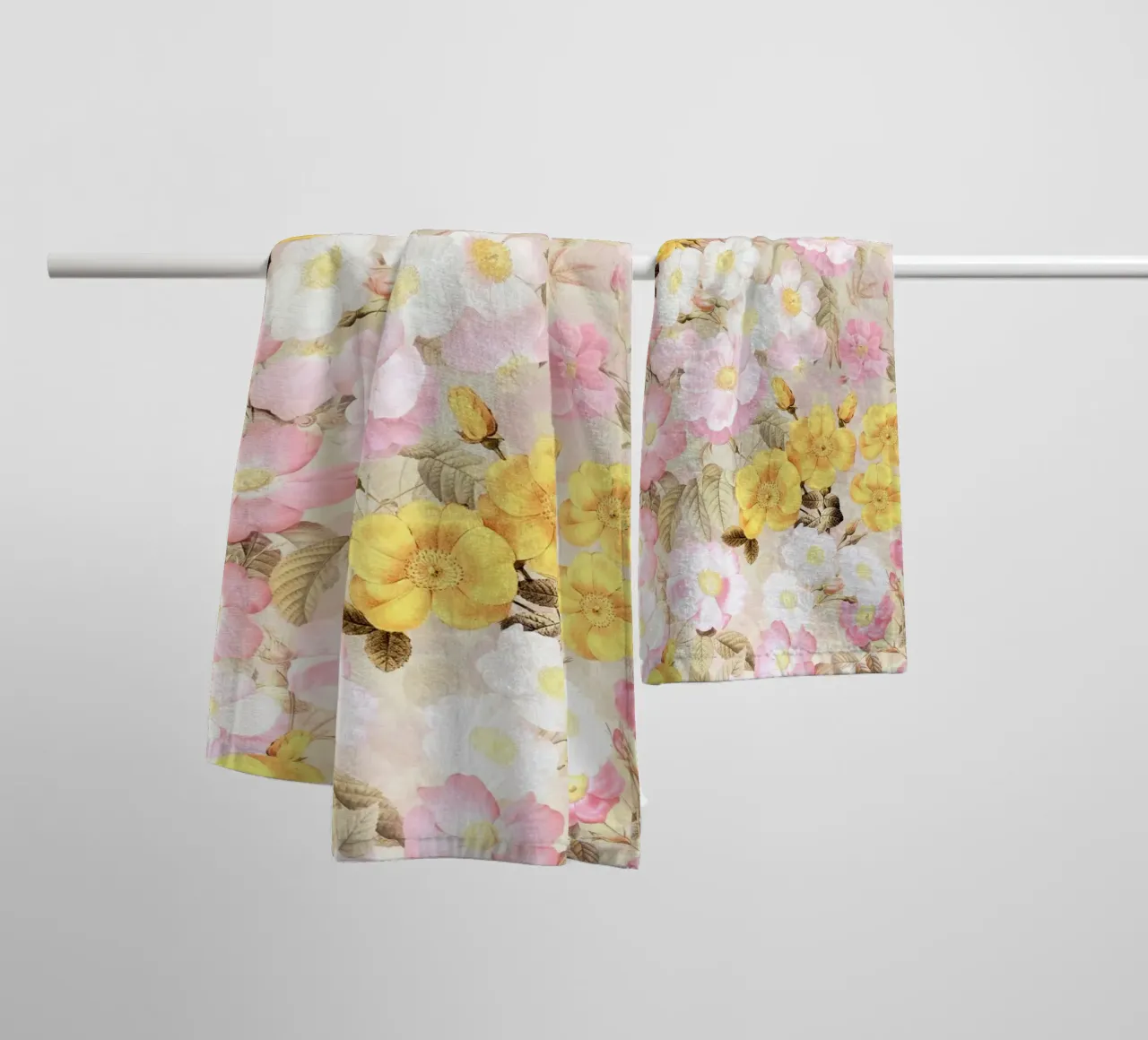 Blush Sunny Redouté Rozen Zomertuin badhanddoek van Flower Garden - Uta Naumann