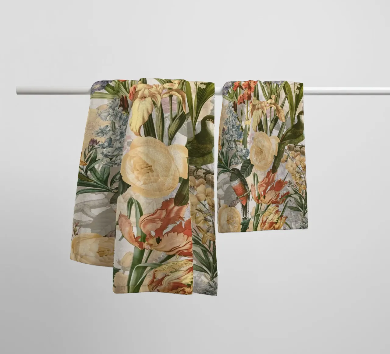 Giardino di fiori estivi esotici e uccelli tropicali asciugamano da bagno da Flower Garden - Uta Naumann
