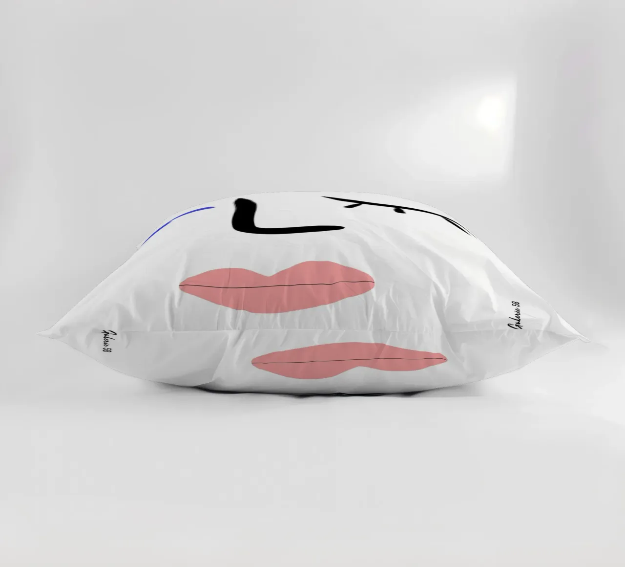 Dynamic Cutouts cuscino da Mike Leymi