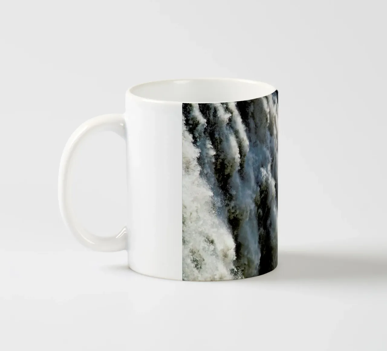 Crushing Down tazza in ceramica da Nur Mut