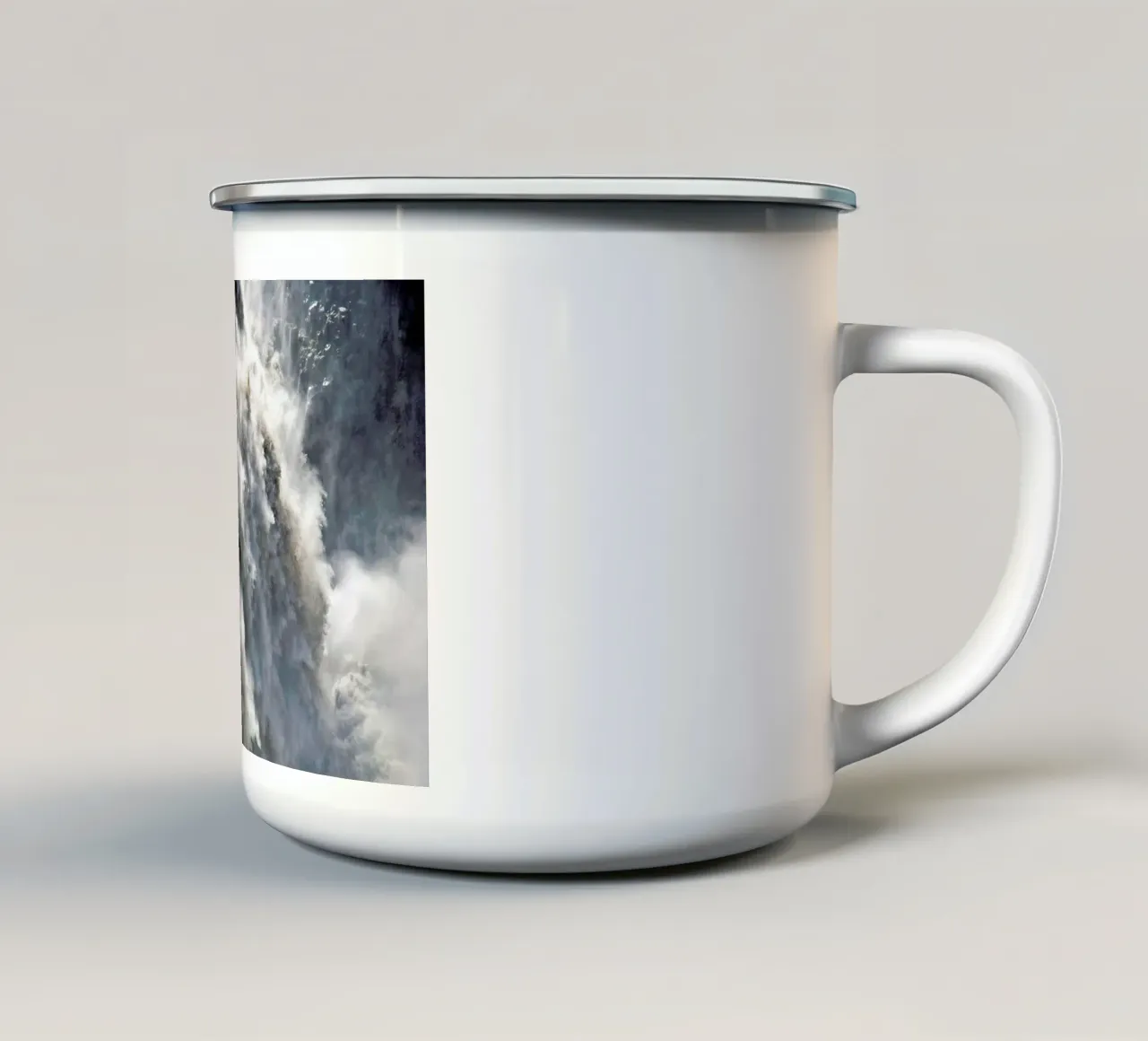 Crushing Down tazza in smalto da Nur Mut