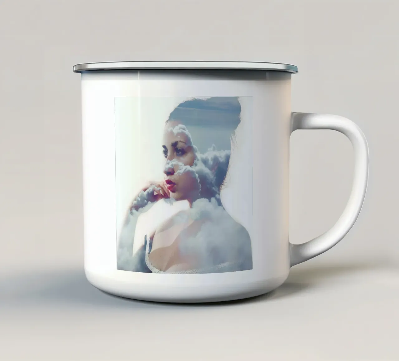 Cloud In Girl tazza in smalto da Jovana Rikalo