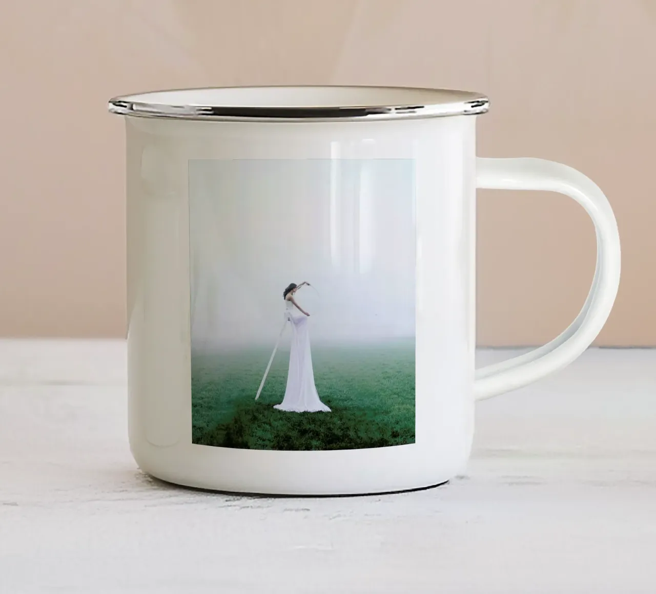 Step In Another World tazza in smalto da Jovana Rikalo