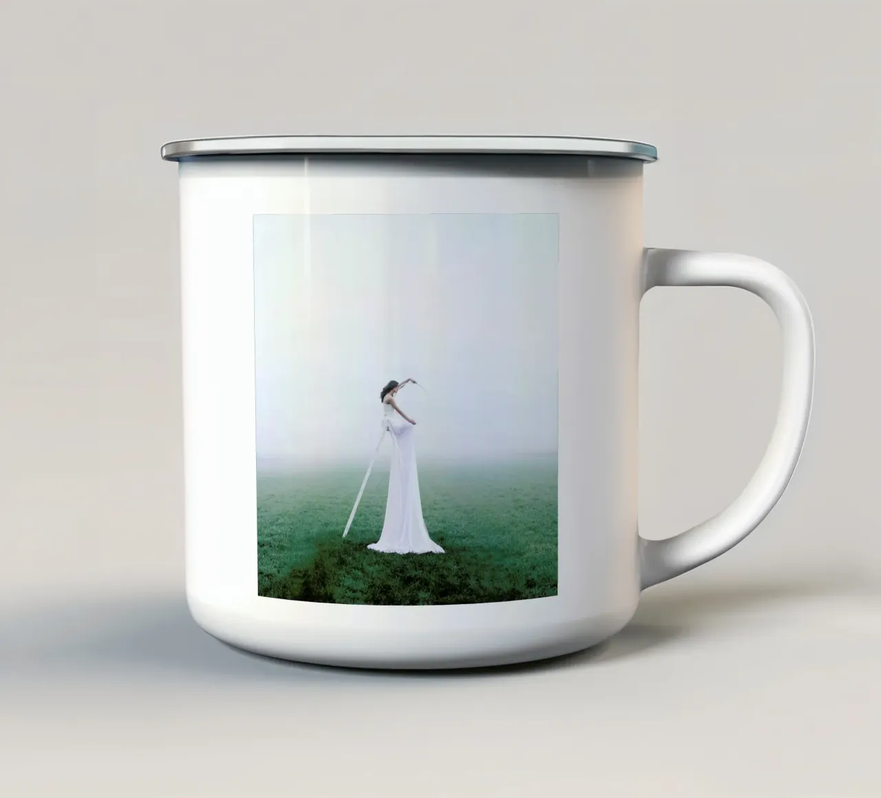 Step In Another World tazza in smalto da Jovana Rikalo