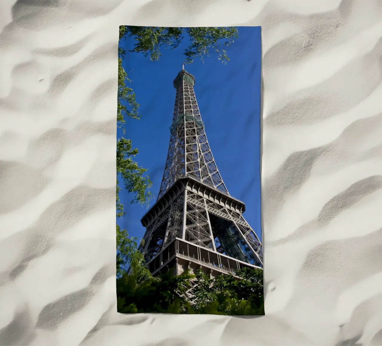 Eiffelturm Strandtuch von Alexey