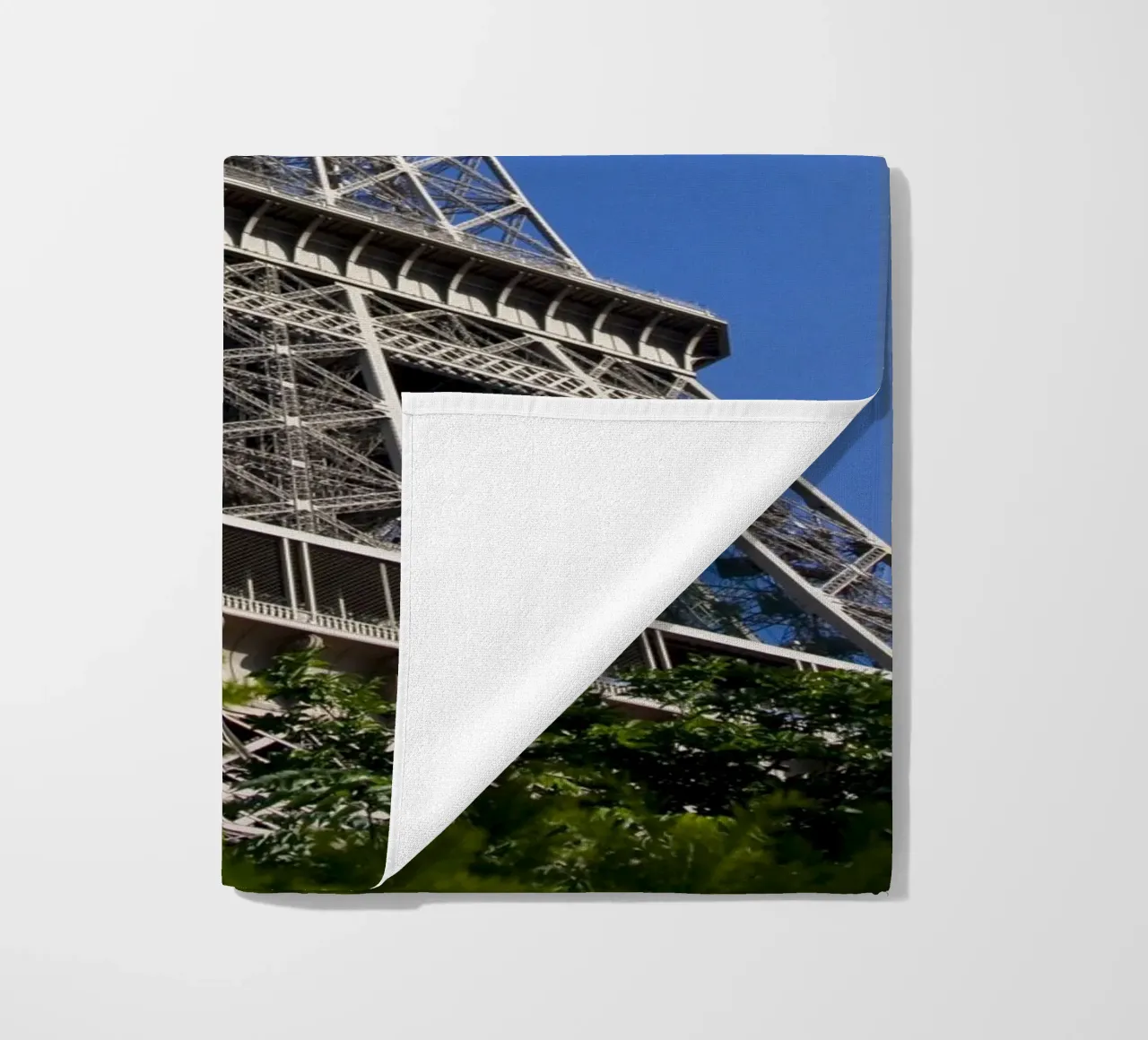 Eiffelturm Strandtuch von Alexey