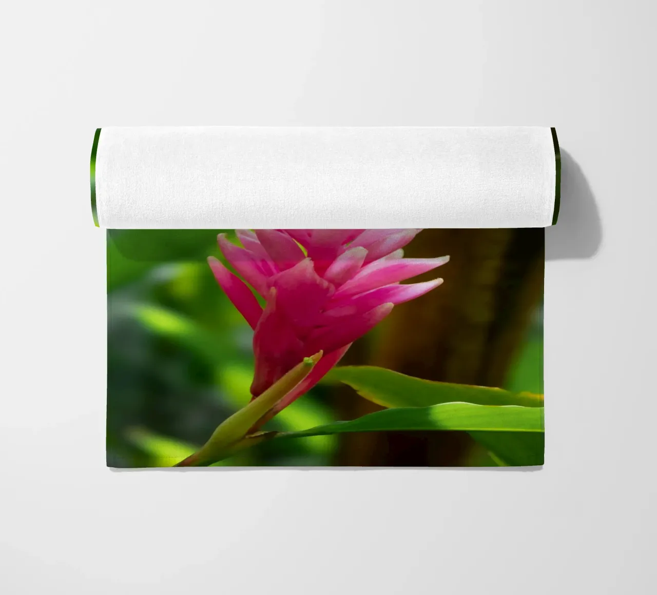 Fleur rose tropicale serviette de plage de Léa Lefebvre Photography