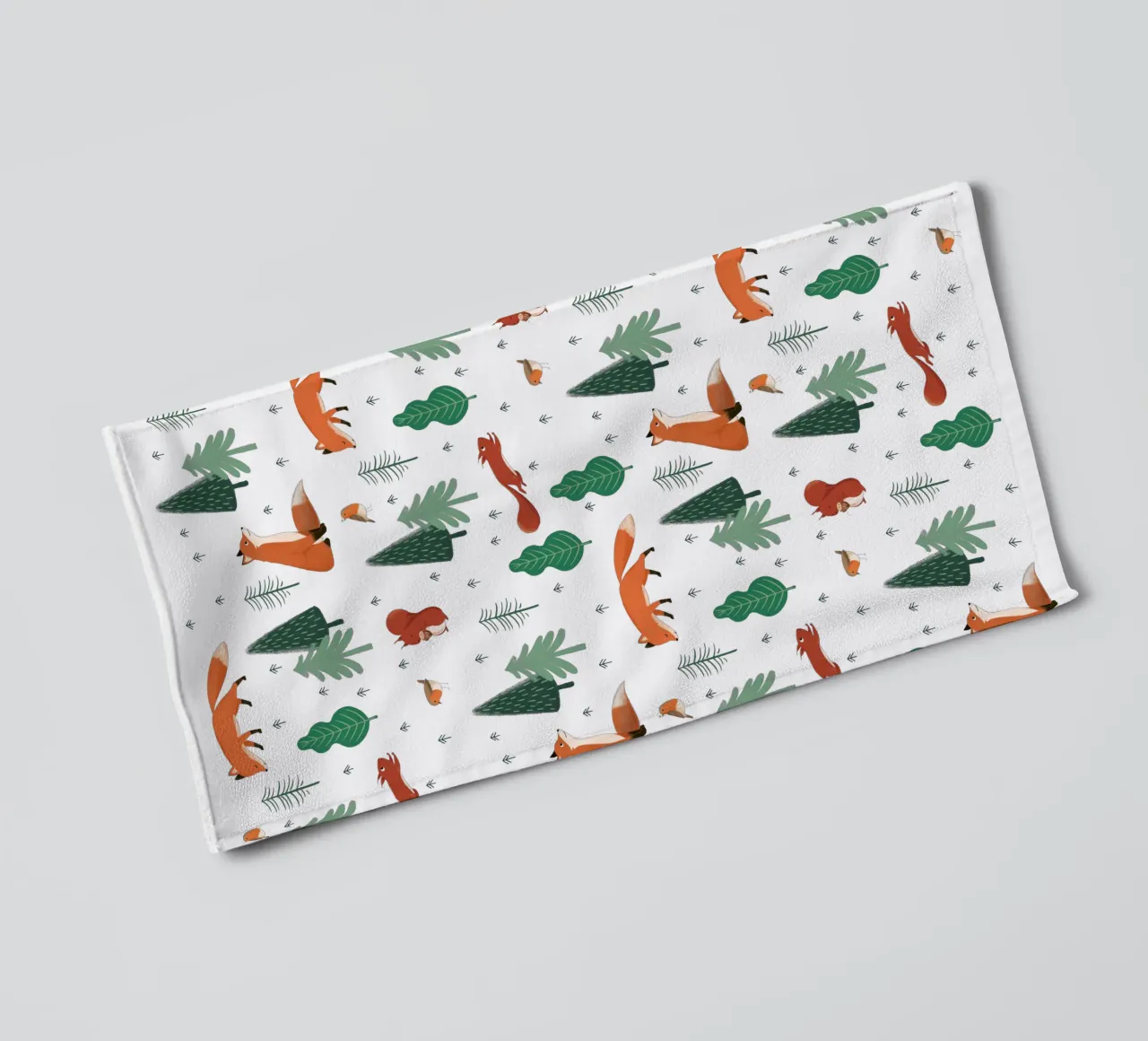 Waldtiere Muster towel by VIERUNDFÜNFZIG
