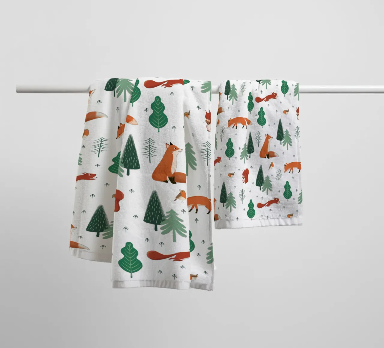 Waldtiere Muster towel by VIERUNDFÜNFZIG