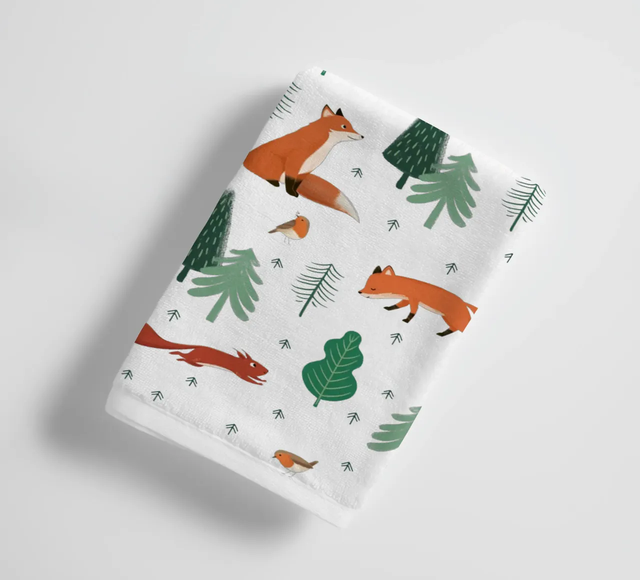 Waldtiere Muster towel by VIERUNDFÜNFZIG