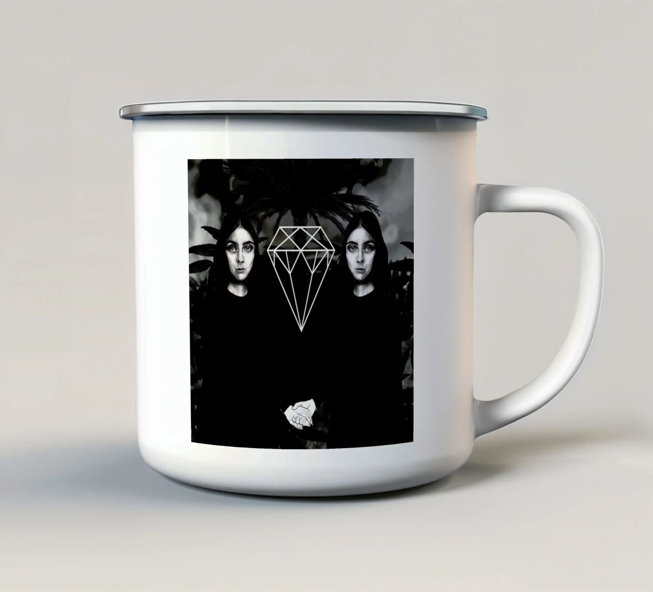 Twins With Palm tazza in smalto da Agnes KR Patience