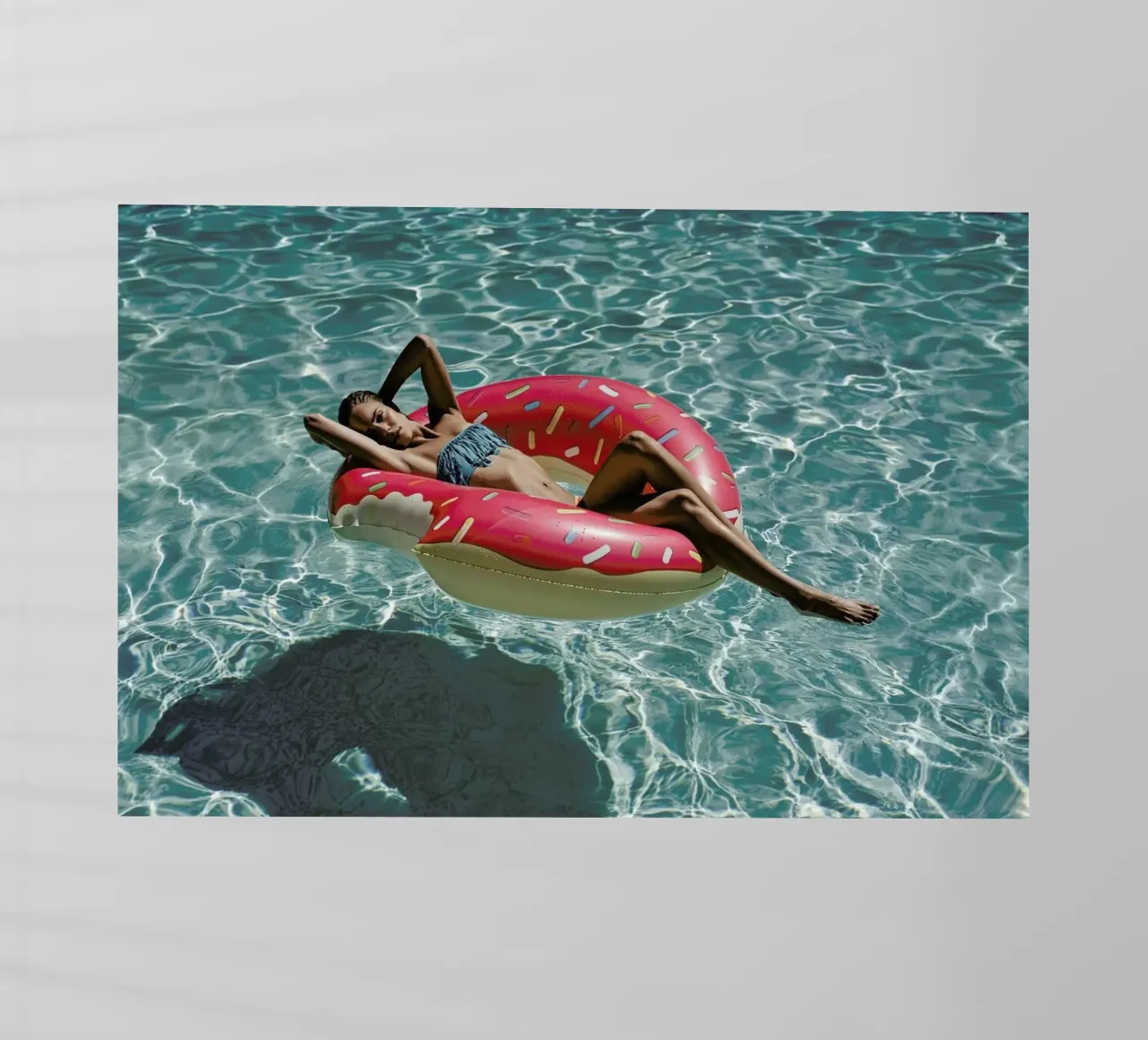 Pool Affairs pellicola backlit da Marie Bärsch