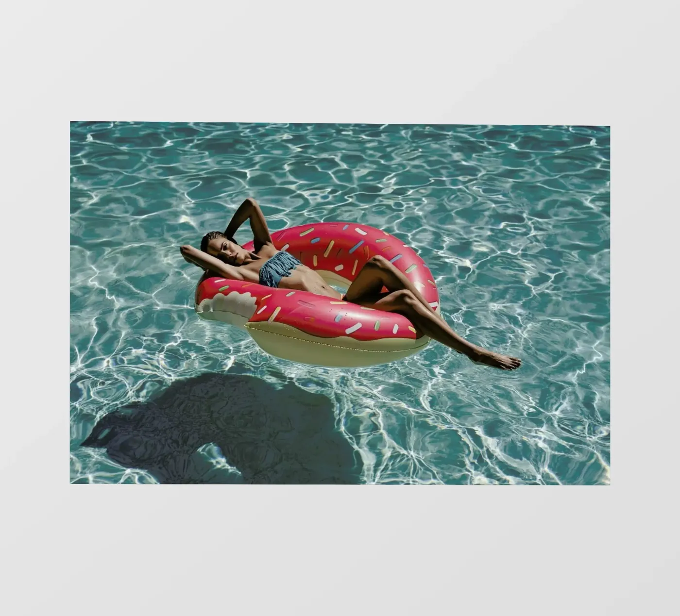 Pool Affairs pellicola backlit da Marie Bärsch