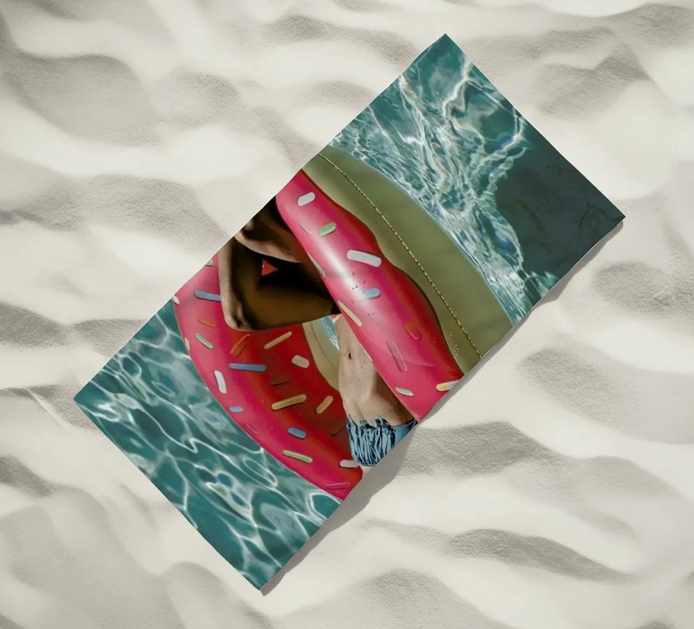 Pool Affairs Strandtuch von Marie Bärsch