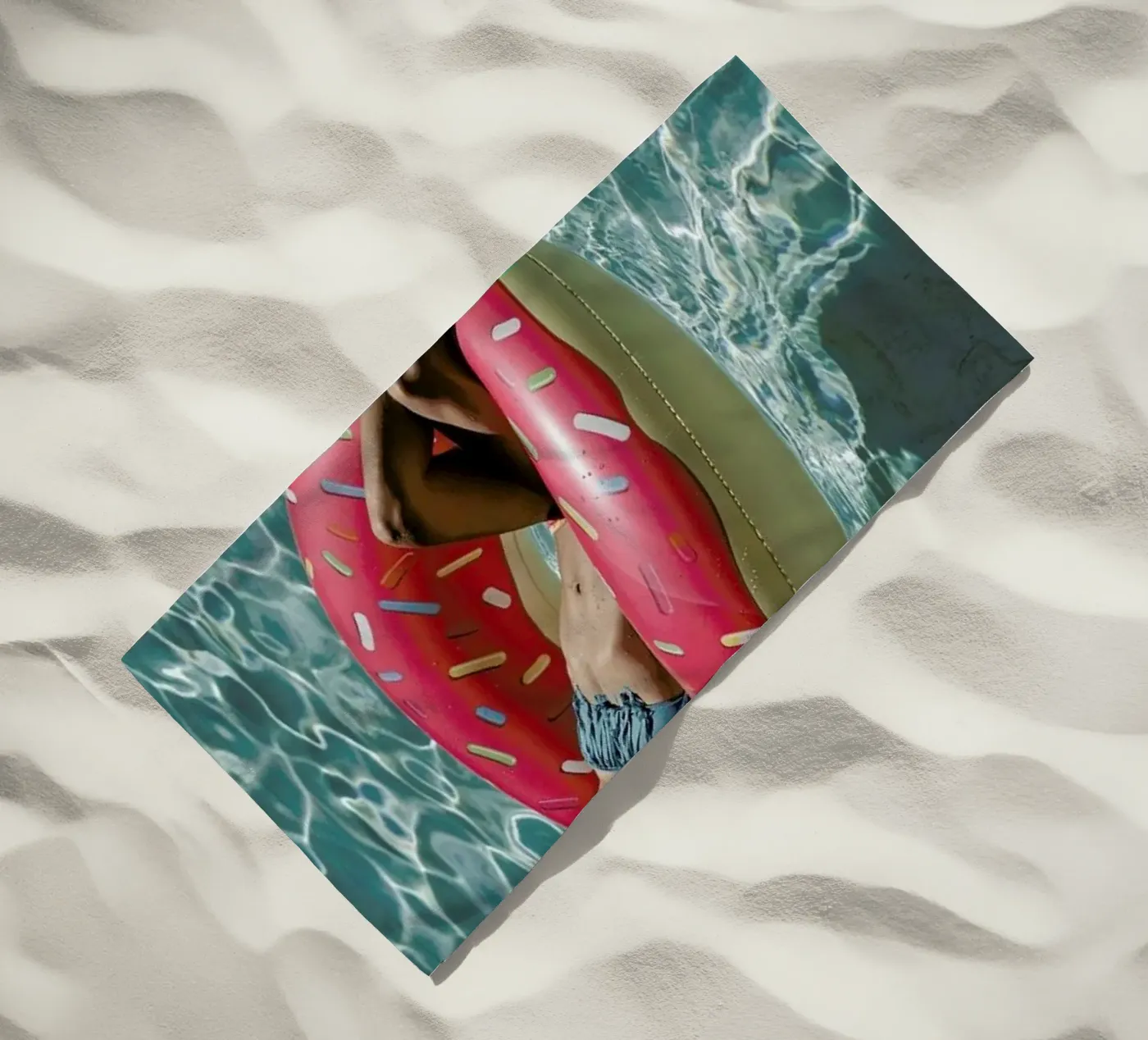 Pool Affairs strandhanddoek van Marie Bärsch