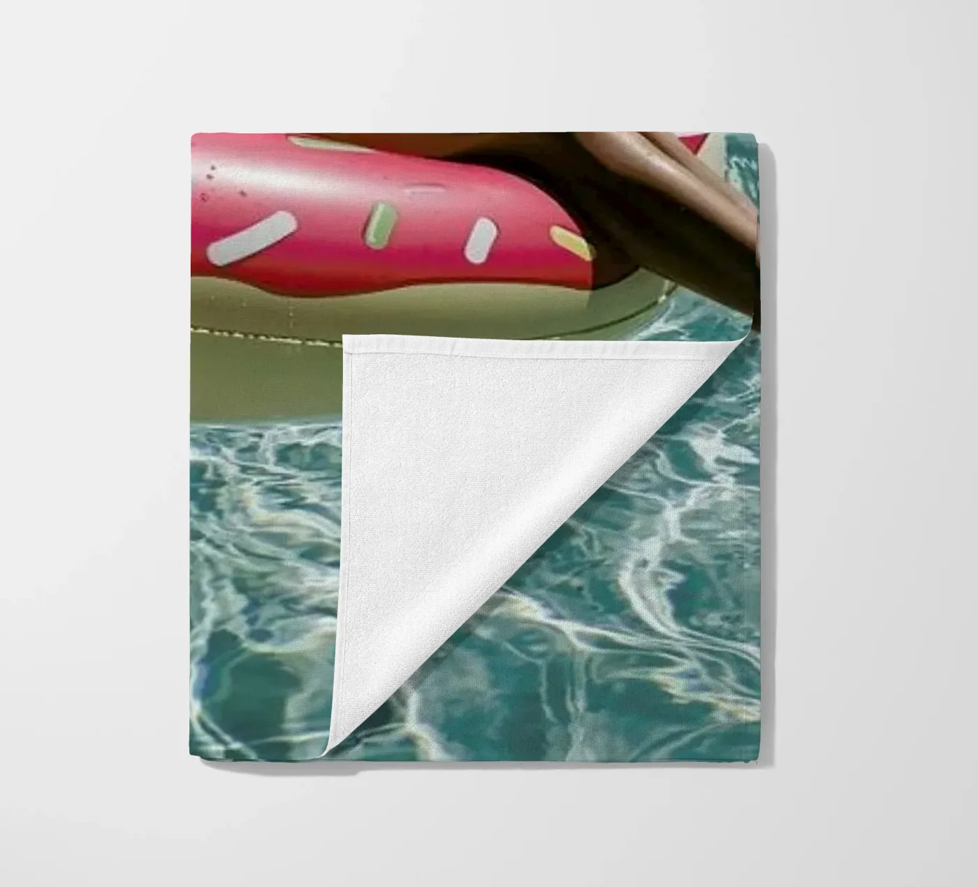 Pool Affairs Strandtuch von Marie Bärsch