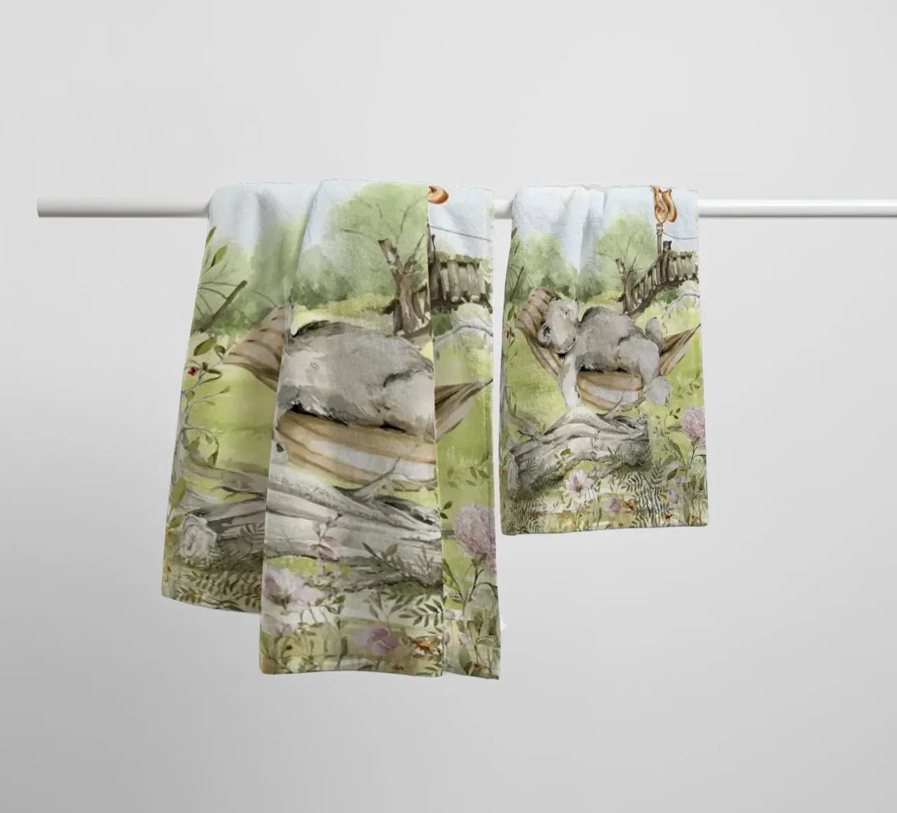 Una pigra giornata d'estate in giardino con gli animali del bosco - Panorama asciugamano da bagno da Vintage World - Uta Naumann
