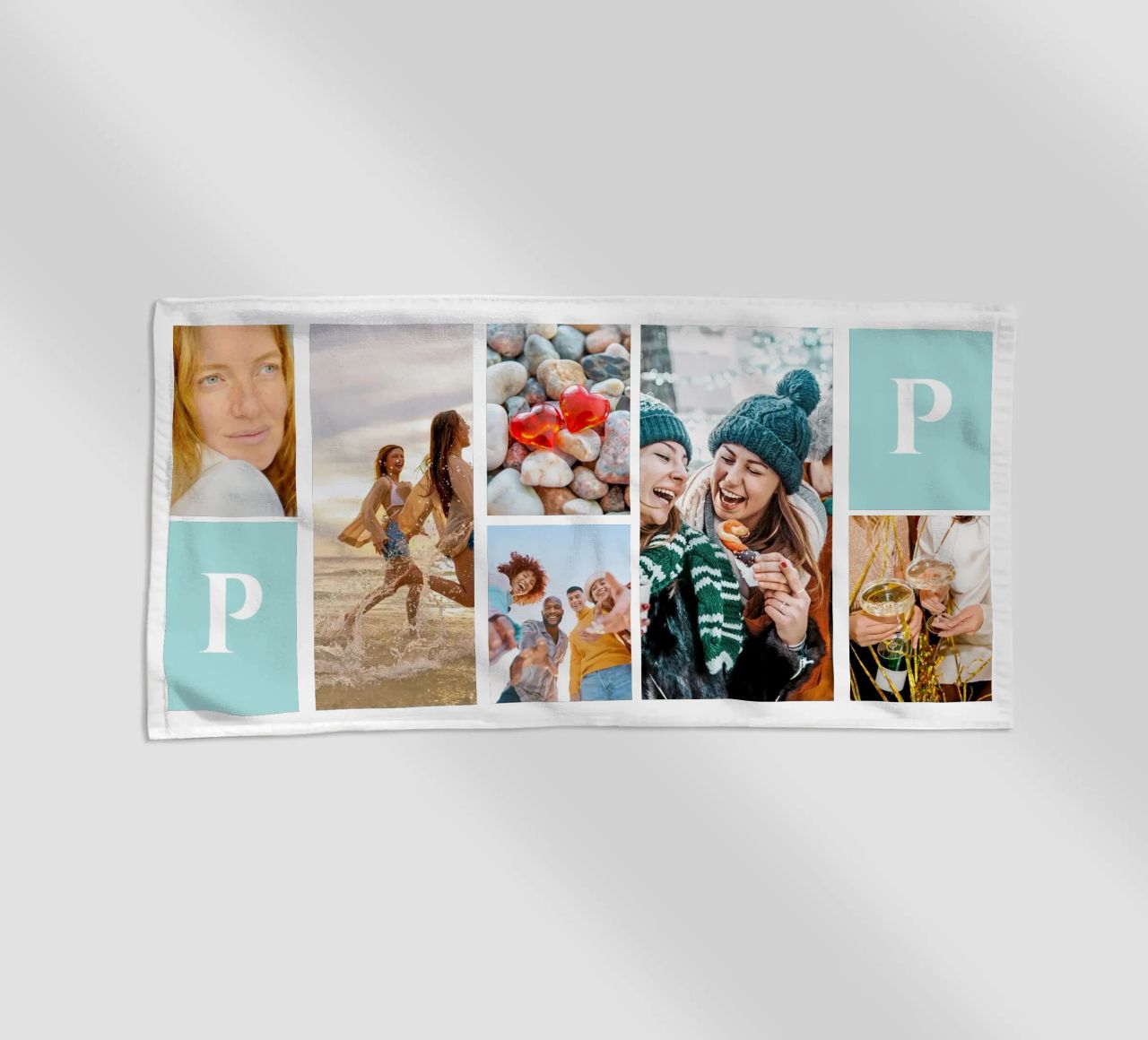 Personalisierte Collage: Fotos und Monogramm einfach hinzufügen Strandtuch von Studio Patruschka