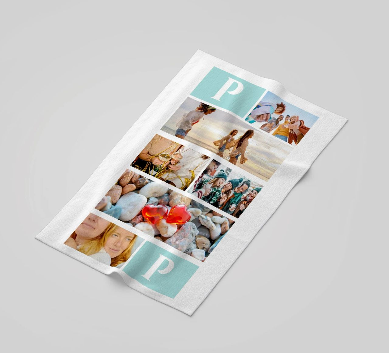 Personalisierte Collage: Fotos und Monogramm einfach hinzufügen Strandtuch von Studio Patruschka