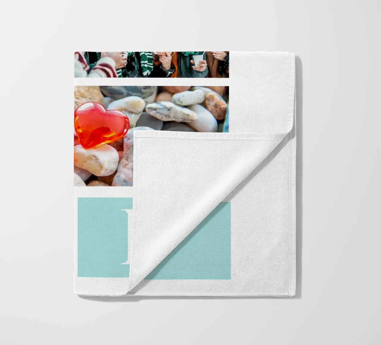 Collage personalizado: Añade fotos y monogramas fácilmente toalla de playa de Studio Patruschka