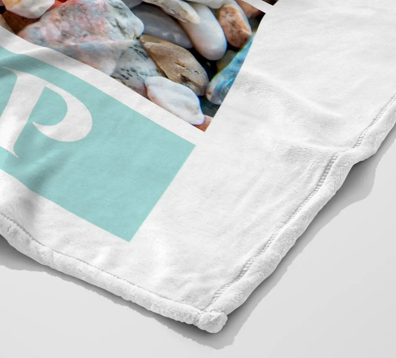 Collage personalizado: Añade fotos y monogramas fácilmente manta de franela de Studio Patruschka
