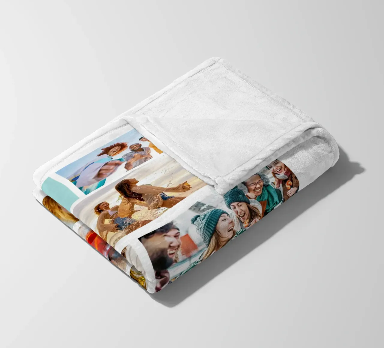 Collage personalizado: Añade fotos y monogramas fácilmente manta de franela de Studio Patruschka