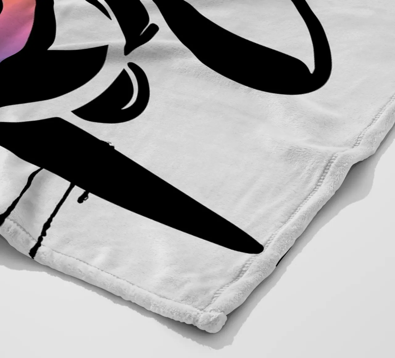 Orsetto a stencil con accenti arcobaleno coperta in pile da namosh