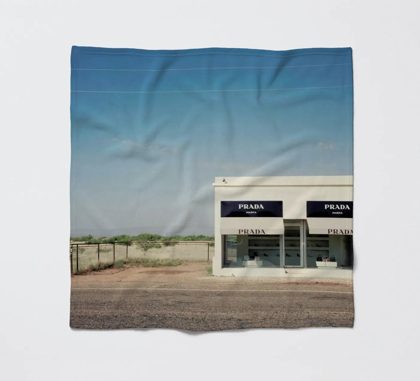 Prada Marfa fleecedeken van Catherine McDonald