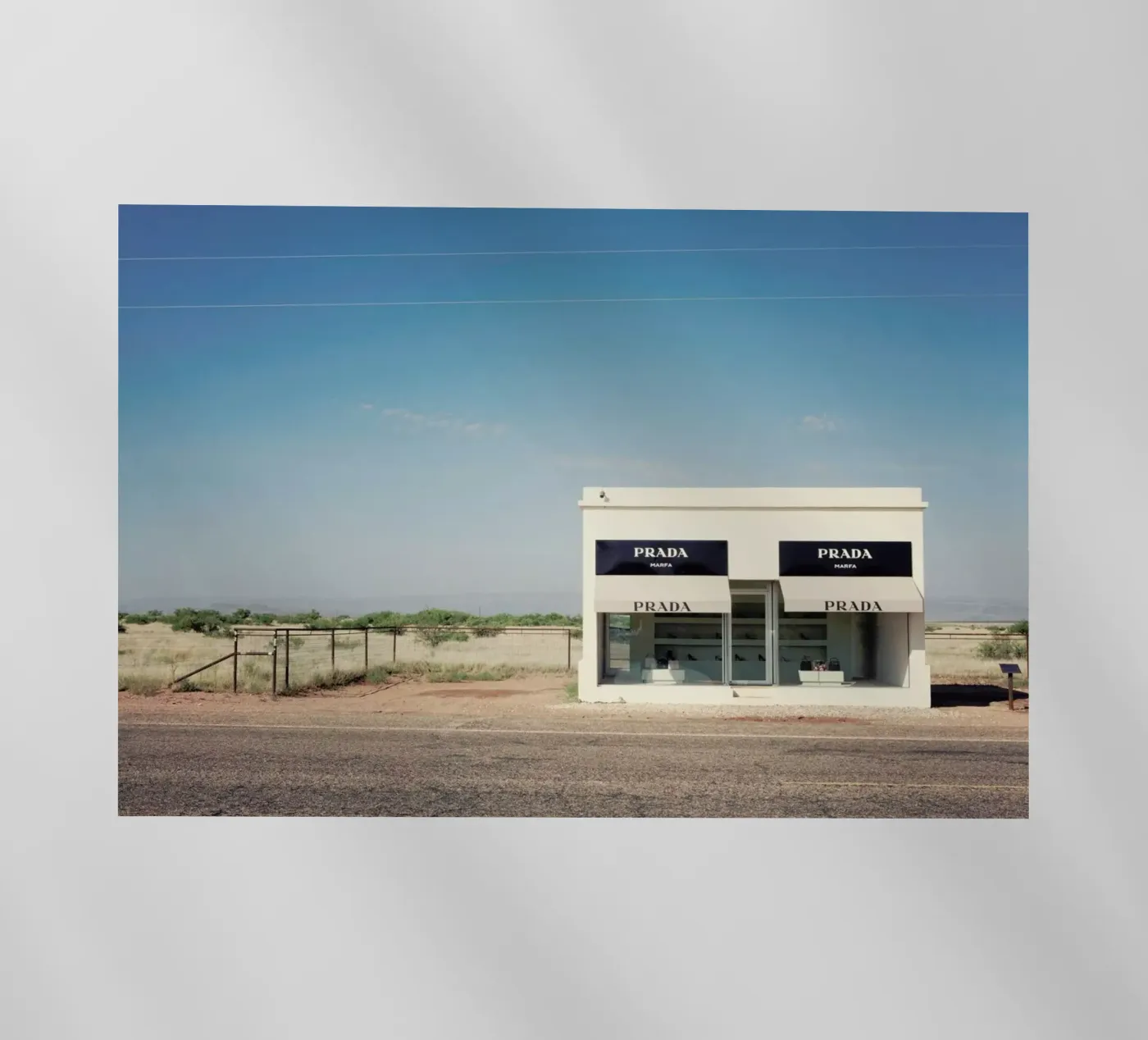 Prada Marfa pellicola backlit da Catherine McDonald