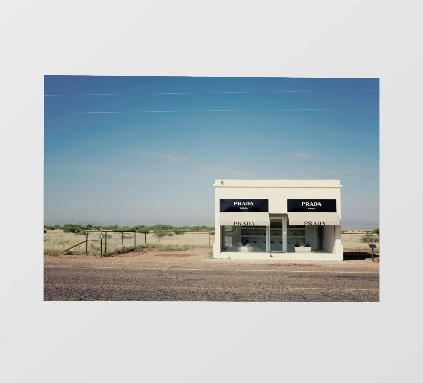 Prada Marfa pellicola backlit da Catherine McDonald