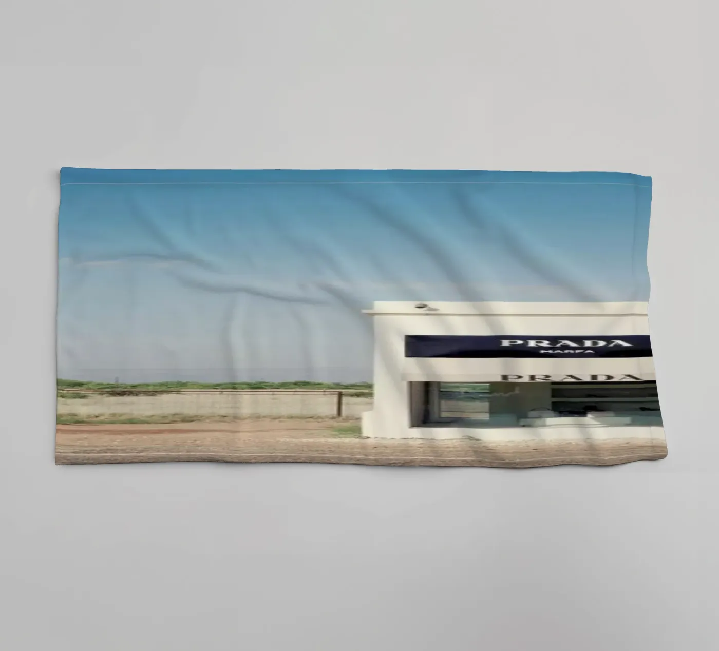 Prada Marfa badhanddoek van Catherine McDonald