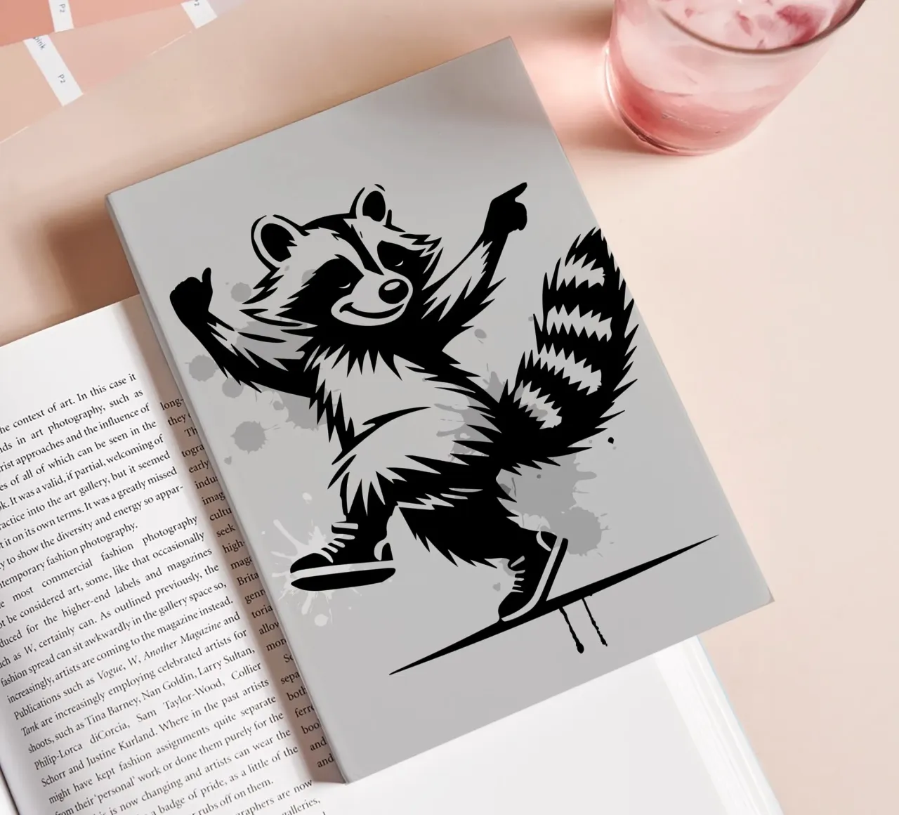Raton laveur dansant dans le style stencil carnet de notes de namosh